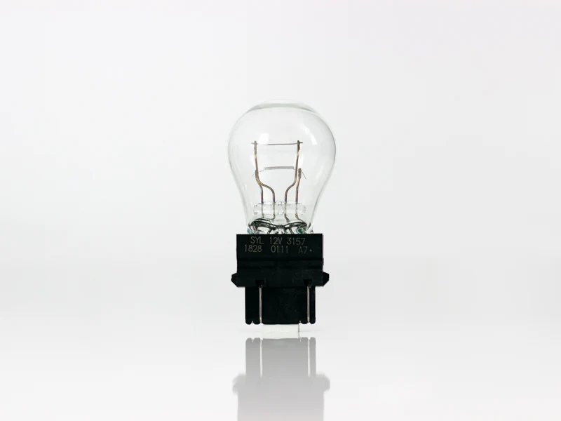 FOCO SYLVANIA 3157 12V 27/7W 2 POLOS DE PELLIZCO CON BASE DE PLÁSTICO