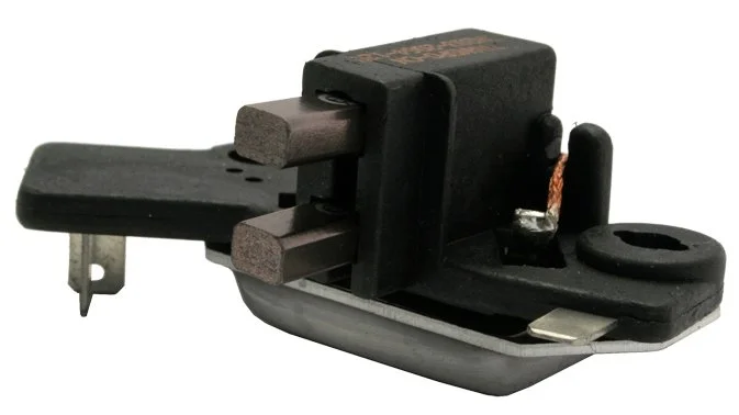 REGULADOR ALTERNADOR HITACHI 12V 40-60AMP 3 TER NISSAN CON PORTA CARBON AL CENTRO IH203 / 358134 TRANSPO